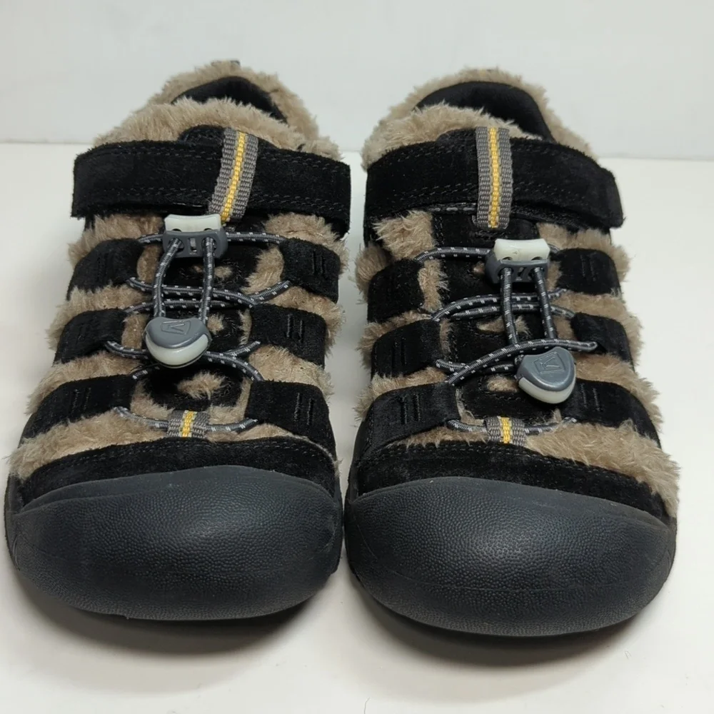 NWOT Keen big kids Newport fur TPS big fold gold shoes. Big kids size 2 EU 34